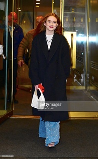 Sadie Sink feet photo thumbnail