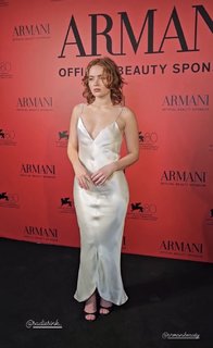 Sadie Sink feet photo thumbnail