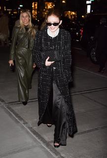 Sadie Sink feet photo thumbnail