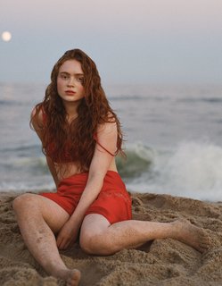 Sadie Sink feet photo thumbnail
