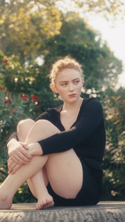 Sadie Sink feet photo thumbnail