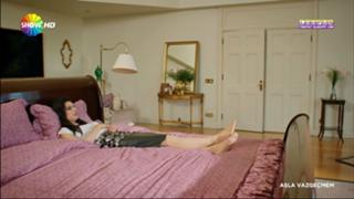Safak Pekdemir feet photo 2