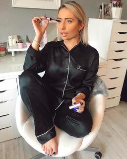 Saffron Barker feet photo thumbnail