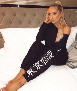 Saffron Barker feet photo thumbnail