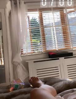 Saffron Barker feet photo thumbnail