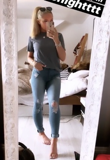 Saffron Barker feet photo thumbnail