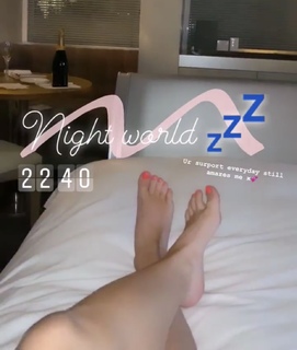 Saffron Barker feet photo thumbnail
