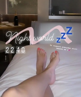Saffron Barker feet photo thumbnail