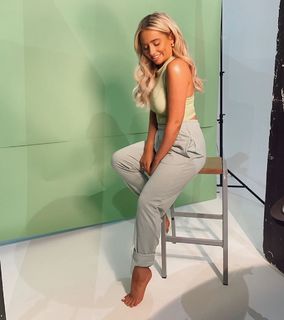 Saffron Barker feet photo thumbnail