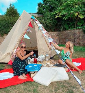 Saffron Barker feet photo thumbnail