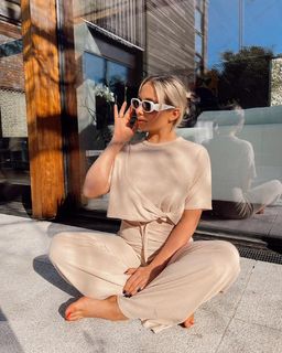 Saffron Barker feet photo thumbnail