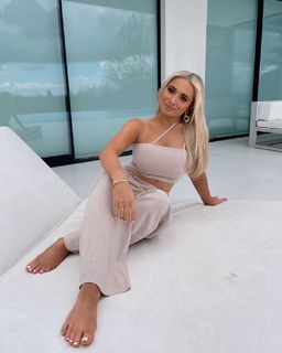 Saffron Barker feet photo thumbnail