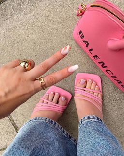 Saffron Barker feet photo thumbnail