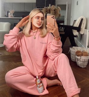 Saffron Barker feet photo thumbnail