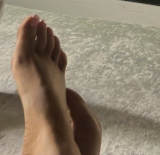 Saffron Barker feet photo thumbnail
