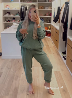 Saffron Barker feet photo thumbnail