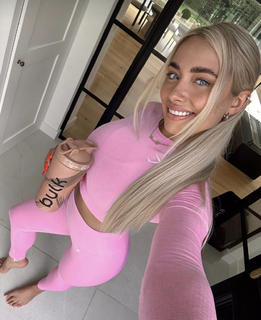 Saffron Barker feet photo thumbnail