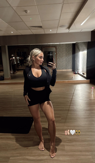 Saffron Barker feet photo thumbnail