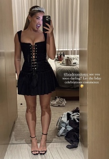 Saffron Barker feet photo thumbnail