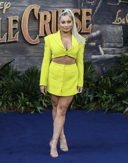 Saffron Barker feet photo thumbnail