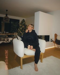 Saffron Barker feet photo thumbnail