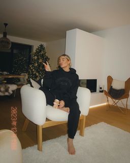 Saffron Barker feet photo thumbnail