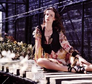 Saffron Burrows feet photo thumbnail