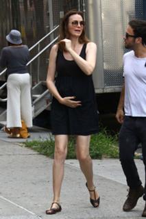 Saffron Burrows feet photo thumbnail