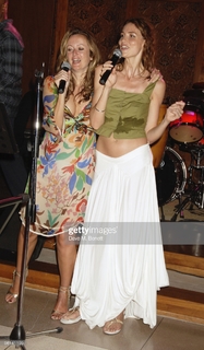 Saffron Burrows feet photo thumbnail