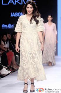 Sagarika Ghatge feet photo 2