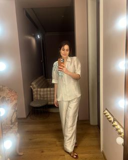 Sagarika Ghatge feet photo 16