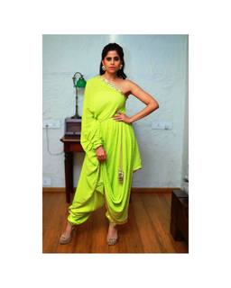 Sai Tamhankar feet photo 13