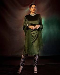 Sai Tamhankar feet photo 14