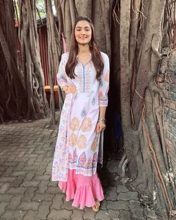 Saiee Manjrekar feet photo 17