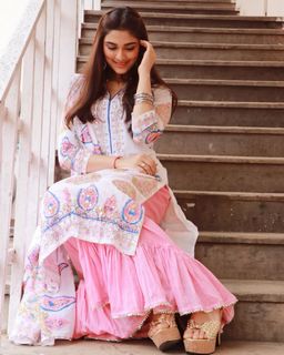 Saiee Manjrekar feet photo 15