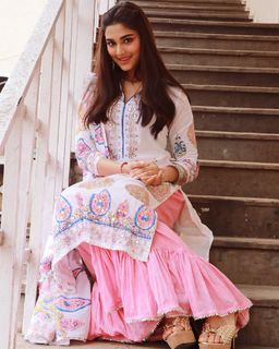 Saiee Manjrekar feet photo 14