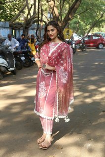 Saiee Manjrekar feet photo 11