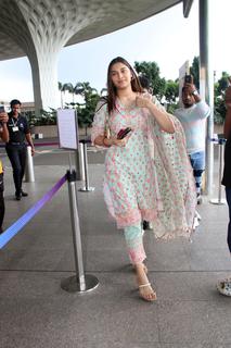 Saiee Manjrekar feet photo 15