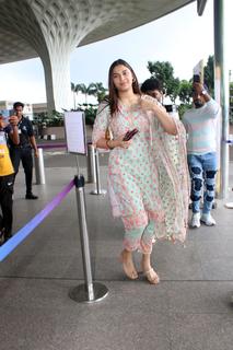 Saiee Manjrekar feet photo 14