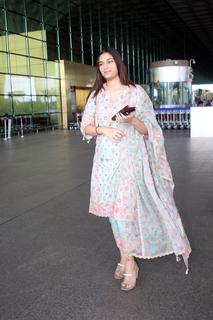 Saiee Manjrekar feet photo 13