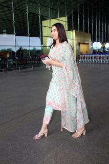 Saiee Manjrekar feet photo 12