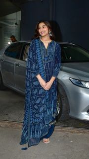 Saiee Manjrekar feet photo 15