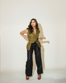 Saiee Manjrekar feet photo 1