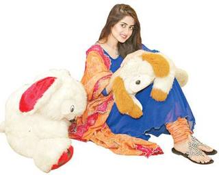 Sajal Ali feet photo thumbnail