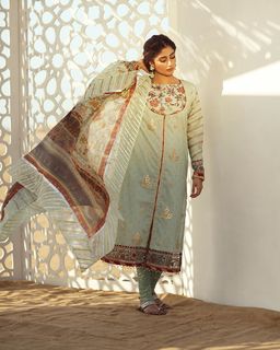 Sajal Ali feet photo thumbnail