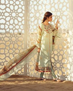 Sajal Ali feet photo thumbnail