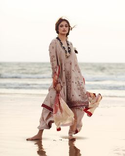 Sajal Ali feet photo thumbnail