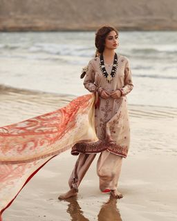 Sajal Ali feet photo thumbnail