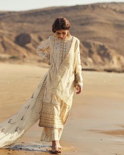 Sajal Ali feet photo thumbnail