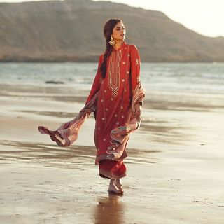 Sajal Ali feet photo thumbnail